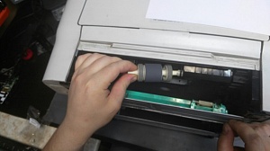 Почему принтер не захватывать бумагу?